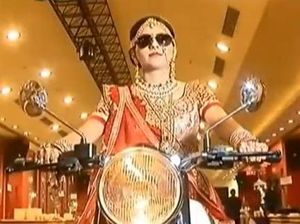 Wah! Pengantin India Ini Masuk Altar Pakai Motor 500cc