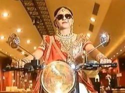 Wah! Pengantin India Ini Masuk Altar Pakai Motor 500cc