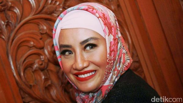 Diseret Kasus Prostitusi, Shinta Bachir Tetap Tersenyum