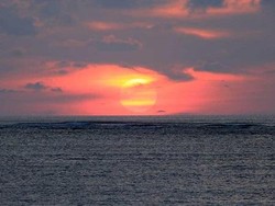 Simpan Ponsel & Nikmati Sunset Super Indah di 6 Tempat Ini