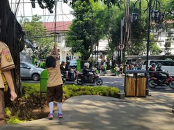 Saat Anak-anak Mencoba Menjadi Tarzan di Taman di Bandung