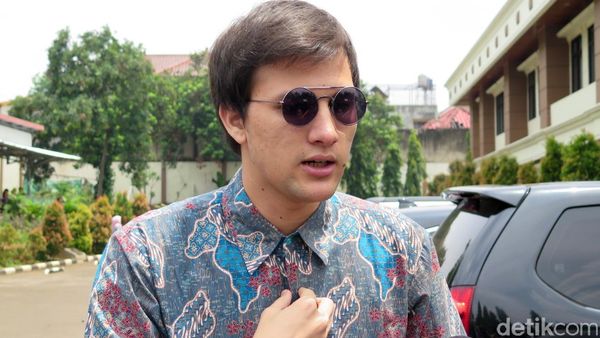 Usai Sidang Cerai, Stuart Kok Nggak Mau Bareng Risty?