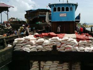 Bermodus Angkut Buah, Kapal ini Ternyata Bawa Ribuan Karung Beras Ilegal