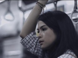 Potret Galau Maudy Ayunda di Tengah Keramaian Jakarta Ramai