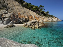 Pulau Italia yang Konon Menyimpan Harta Karun Bajak Laut