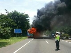 Bus Kota Terbakar di Tol Waru Diduga Korsleting
