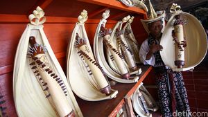 Melihat Proses Pembuatan Alat Musik Sasando