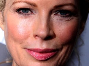 Kim Basinger Awet Muda di Usia 62 Tahun Tanpa Botox Kim Basinger Awet Muda di Usia 62 Tahun Tanpa Botox