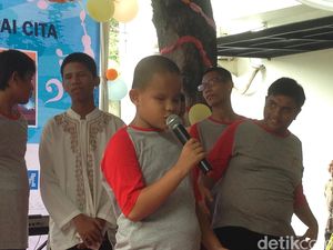 Keren! Anak-anak Tuna Netra Ini Jago Main Angklung Hingga Komputer