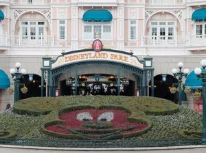 Lihat Megahnya Pertunjukan Drone di Langit Paris