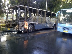 Api yang Membakar Bus TransJ di Latuharhary Padam, Lalin Tersendat