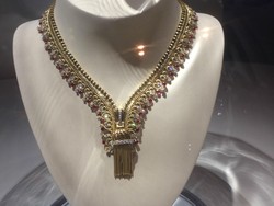 Cerita di Balik Kalung Emas Berbentuk Resleting yang Pembuatannya 15 Tahun