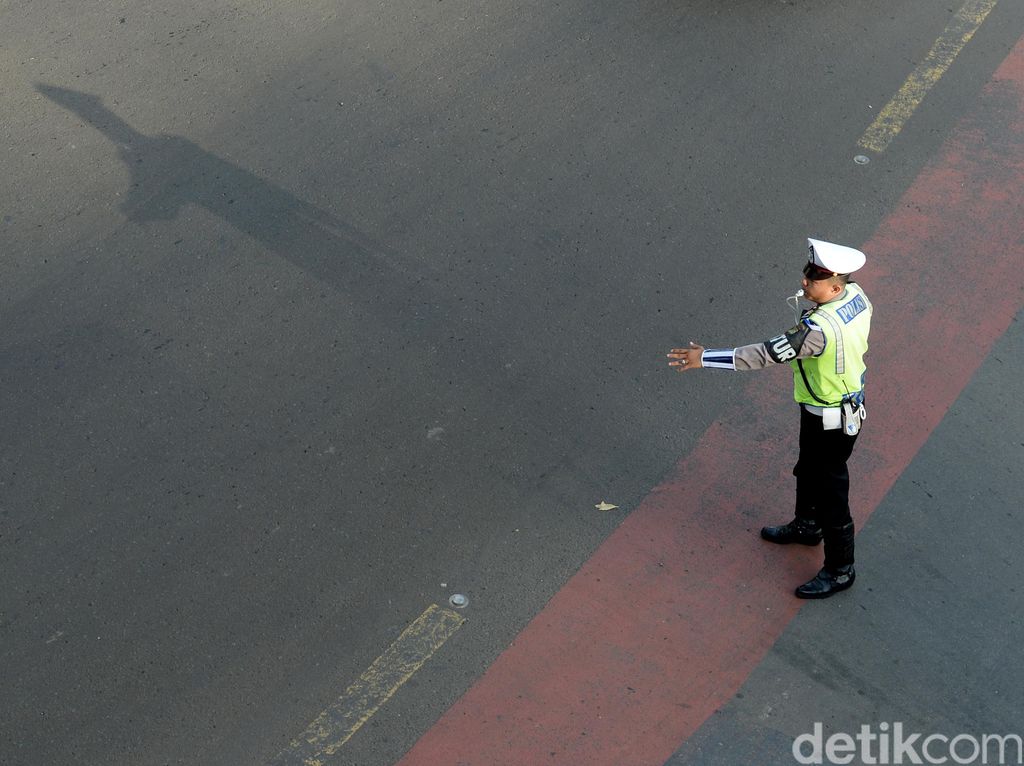 Antisipasi Macet, Polisi Siaga di Tol Jatikarya-Simpang Plaza Cibubur Hari Ini Antisipasi Macet, Polisi Siaga di Tol Jatikarya-Simpang Plaza Cibubur Hari Ini