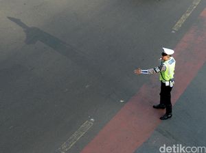 Viral Polisi Cabut Kunci Motor di Lampu Merah Bintaro Tangsel Viral Polisi Cabut Kunci Motor di Lampu Merah Bintaro Tangsel