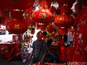 Pedagang Sebut 80% Pernak-pernik Imlek Diimpor dari China Pedagang Sebut 80% Pernak-pernik Imlek Diimpor dari China
