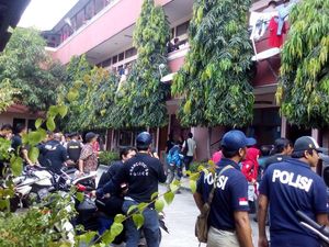 Polisi Razia Kosan 3 Lantai di Rawa Bebek Jakarta Timur