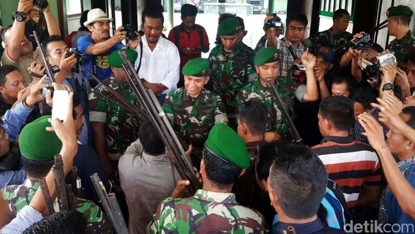 Suku Anak Dalam Serahkan Senjata Api ke Korem 042 Gapu