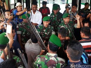 Suku Anak Dalam Serahkan Senjata Api ke Korem 042 Gapu