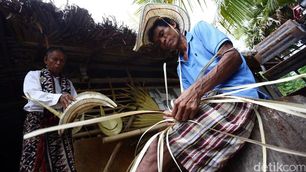 Perajin Topi Tiilangga