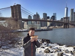 Pria Ganteng Ini Selalu Foto Traveling Sambil Makan Pizza