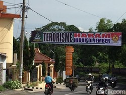 GP Ansor Pasang Spanduk Terorisme Haram Hidup di Jember
