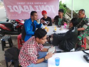 Pengunjung Warteg Joni: Enak, Murah dan Ada Syiar Kebaikan Pengunjung Warteg Joni: Enak, Murah dan Ada Syiar Kebaikan