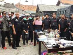 30 Pria dan 5 Wanita Dibekuk dalam Penggerebekan Narkoba di Priok Jakut