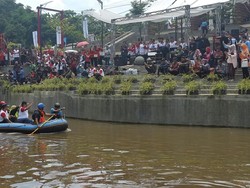 Cerita Pekerja ke Ridwan Kamil soal Makhluk Lain di Teras Cikapundung