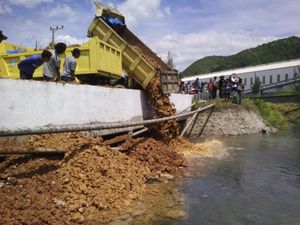 Protes Limbah Pabrik, Warga Lhoknga Aceh Besar Timbun Sungai