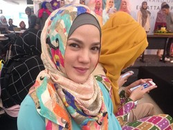 Foto: Cantiknya Alice Norin Pakai Jilbab Warna-warni