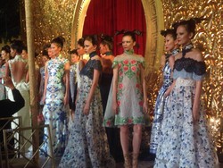 Pesona Cheongsam Dalam Siluet Struktural & Motif Print dari Sebastian Gunawan