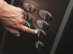 6 Etiket yang Harus Diperhatikan Saat Anda Menggunakan Lift