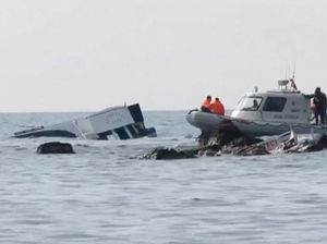 Bayi Baru Lahir Diselamatkan dari Kapal Berisi Migran Bayi Baru Lahir Diselamatkan dari Kapal Berisi Migran