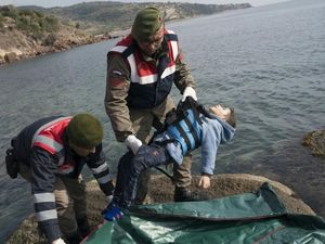 Kapal Migran Tenggelam, 10 Orang Tewas
