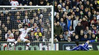 Oscar membobol gawang Milton Keynes Dons. Dalam pertandingan ini, Oscar tiga kali membobol gawang lawan. Gol itu dibuatnya di menit ke-16, 32, dan 44. Darren Staples/Reuters/detikFoto.