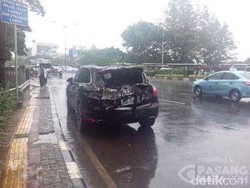 Pohon Tumbang di Jl Sudirman Timpa Mobil Porsche, Tidak Ada Korban Jiwa
