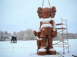 Patung Raksasa Mirip Mickey Mouse Muncul di Taman Yorkshire