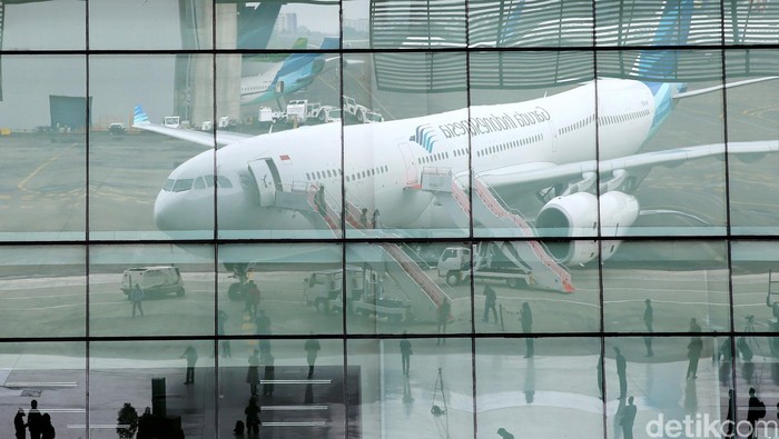 Maskapai PT Garuda Indonesia Tbk (GIAA) mengenalkan pesawat baru dengan kabin mewah di Bandara Soekarno-Hatta, Senin (1/2/2016). Layanan kabin mewah itu terpasang pada armada terbaru Garuda, Airbus 330-300. Di dalam kabin A330, terdapat layanan kursi Super Diamond Seat yang khusus untuk melayani penumpang kelas bisnis. (Ari Saputra/detikcom).