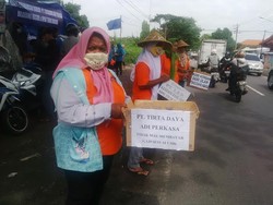 Karyawan Pabrik Sepatu Tuntut UMK dengan Bangun Tenda