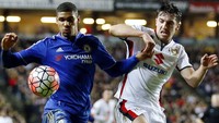 Ruben Loftus-Cheek berusaha melewati Joe Walsh. Darren Staples/Reuters/detikFoto.