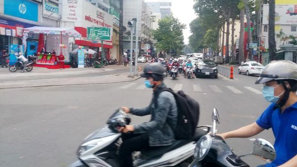 Gaya Warga Ho Chi Minh Saat Naik Motor