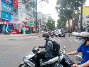 Gaya Warga Ho Chi Minh Saat Naik Motor