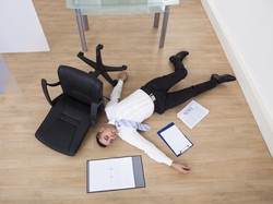 Tidak Lucu! Bercanda dengan Tarik Kursi Hingga Jatuh Bisa Patahkan Tulang Ekor