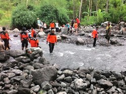 Takut Banjir Susulan, Warga Pasang Tangkis Darurat Berbahan Bambu