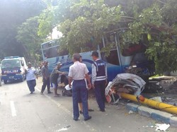 Bus Puspa Indah Seruduk Bentor dan Tiang TL, Sopir Tewas