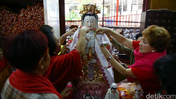 Jelang Imlek, Patung Dewa Dewi Dibersihkan