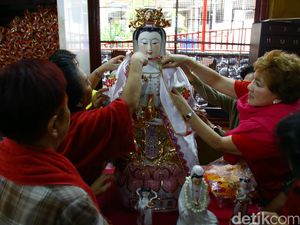 Jelang Imlek, Patung Dewa Dewi Dibersihkan