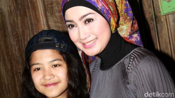 Desy Ratnasari dan Putrinya yang Beranjak Remaja
