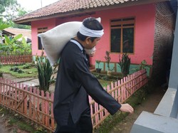 Cara Bupati Dedi Merespons Cepat SMS Keluhan Warga