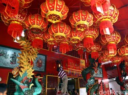 Jelang Imlek, Polisi Sisir Vihara di Tamansari Jakbar